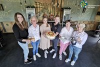 Organisatorinnen und Gästeführerinnen mit Torte im Emsbräustübchen.