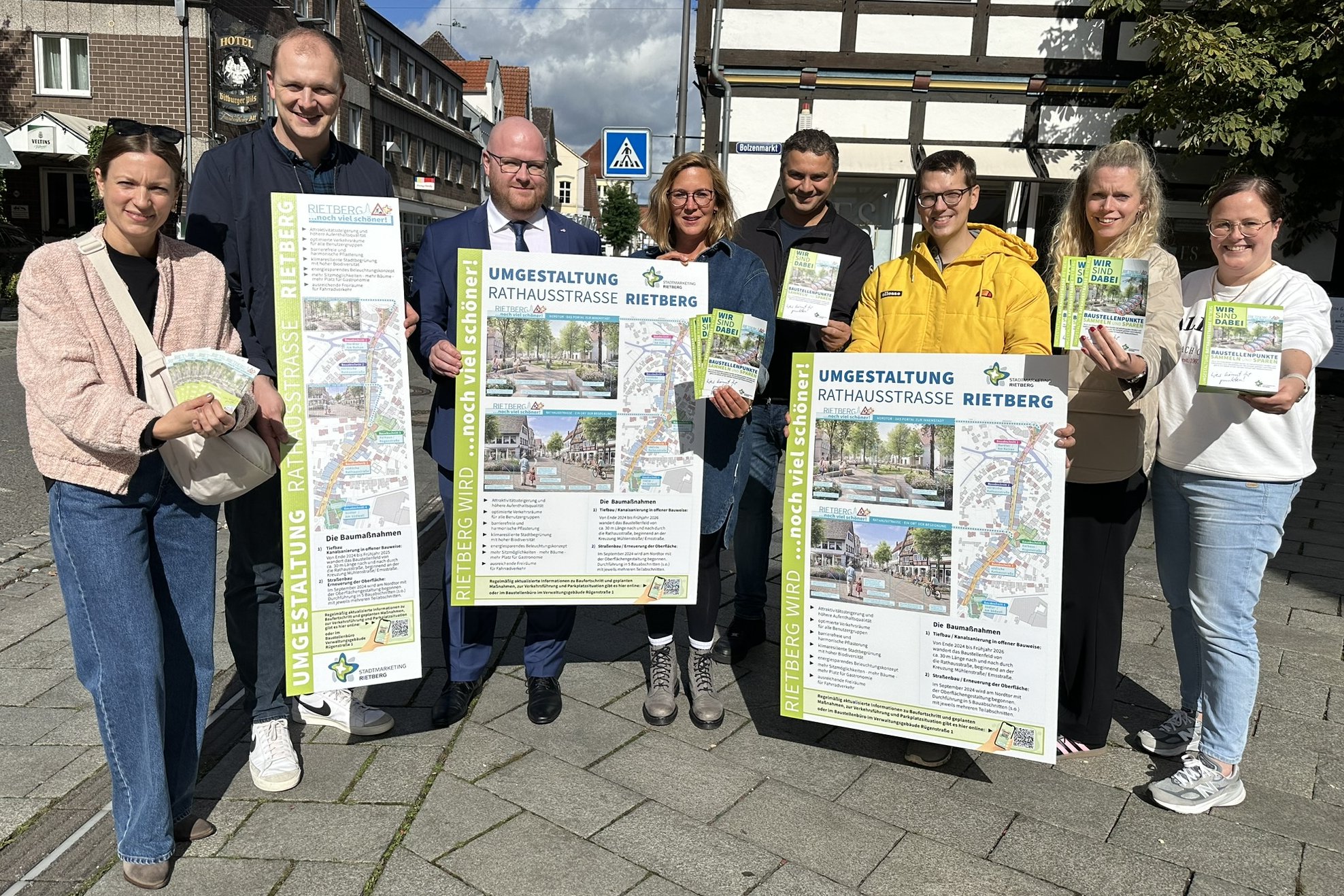 Heimische Händler und Organisatoren mit Baustellenpunkte-Material und Hinweisschildern, wie die Rathausstraße nach dem Umbau aussehen wird.