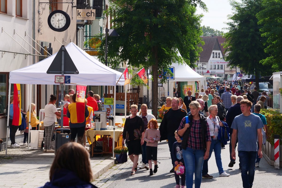 Besucher bummeln die Rathausstraße entlang, auf der Pagoden und andere Stände aufgebaut sind.