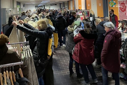 Besucher begutachten Waren an den Ständen beim Schnäppchen-Verkauf in der Schülerstraße der Richard-von-Weizsäcker-Gesamtschule.