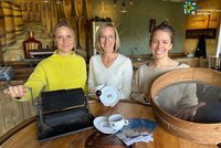 Julia Kreuzer, Elke Glasemacher und Christina Hagenkort mit Handröster und Abkühlsieb im Emsbräustübchen.